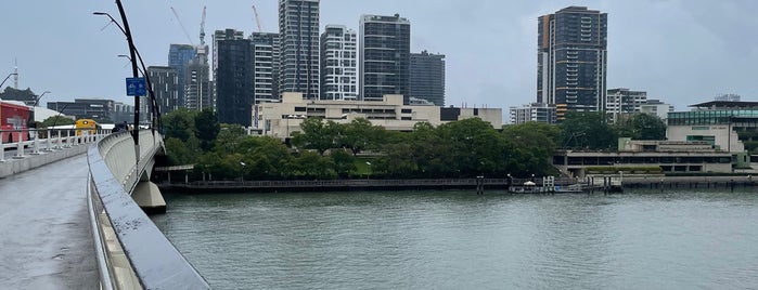 Victoria Bridge is one of สถานที่ที่ Anthony ถูกใจ.