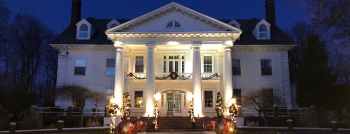 The Briarcliff Manor is one of Phyllis 님이 좋아한 장소.