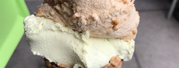 Gianni's Ice Cream is one of Lugares favoritos de Lewis.