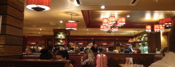 Garfunkel's Restaurant is one of สถานที่ที่ Franz ถูกใจ.
