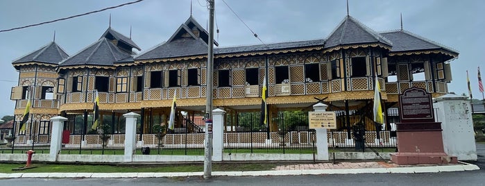 Muzium DiRaja Kuala Kangsar (Istana Kenangan) is one of Kuala Kangsar.