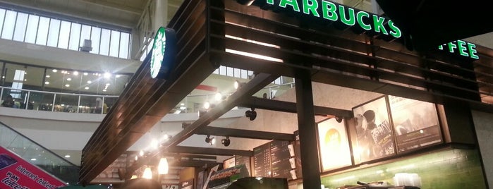 Starbucks is one of สถานที่ที่ Angeles ถูกใจ.