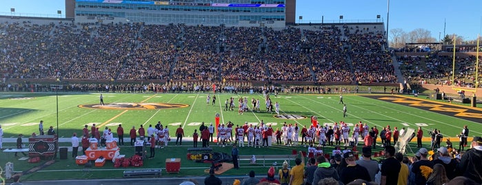 Faurot Field at Memorial Stadium is one of Locais curtidos por Doug.