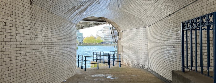 Dead Man's Hole is one of London Spots.