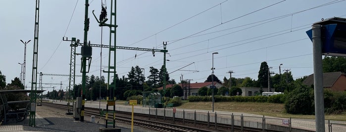 Lövő vasútállomás is one of Pályaudvarok, vasútállomások (Train Stations).