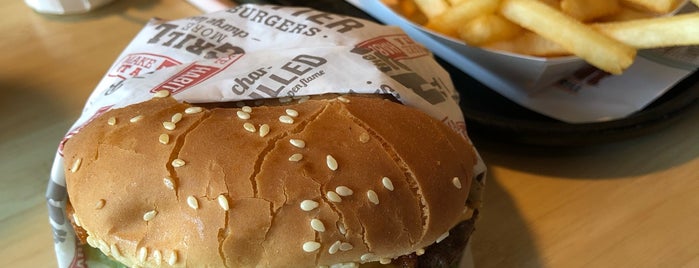 The Habit Burger Grill is one of สถานที่ที่ Vicky ถูกใจ.