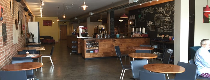 2 Alices Coffee Lounge is one of Tempat yang Disimpan Lisa.