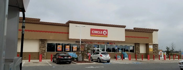 Circle K is one of Lizzieさんのお気に入りスポット.