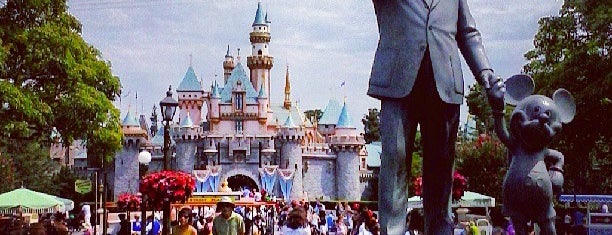 Disneyland Park is one of Tempat yang Disukai Alf.