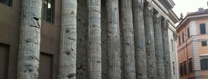 Piazza di Pietra is one of Da vedere a Roma.