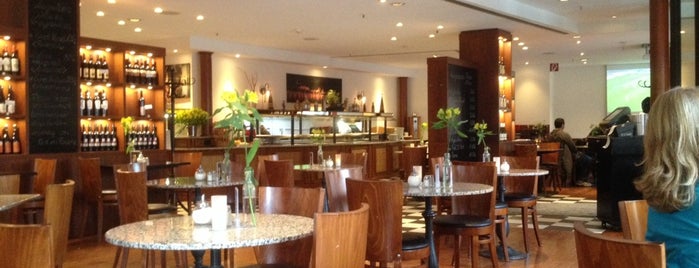 Bistro Ecke Frauenkirche is one of สถานที่ที่ Websenat ถูกใจ.