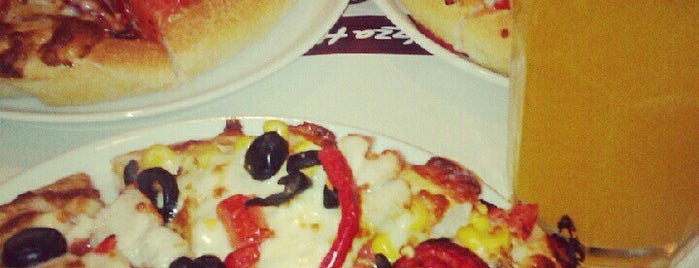 Pizza Hut is one of Locais curtidos por Yalçın.