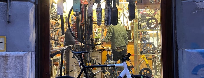 Bajnok Fixie and Single Shop is one of Bike shops.