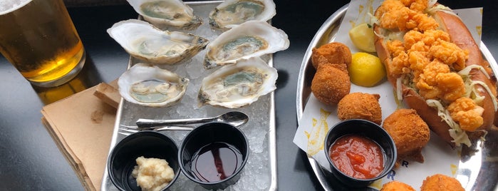 Locals Oyster Bar is one of Mark 님이 저장한 장소.