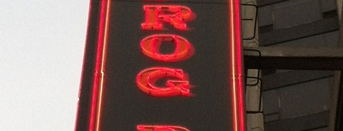 Hugo's Frog Bar & Fish House is one of ShopTRACY'ın Kaydettiği Mekanlar.