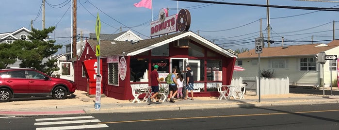 Donuts Plus is one of Orte, die Cynthia gefallen.