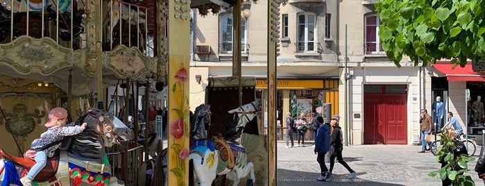 Le Carrousel vénitien is one of Gone 3.