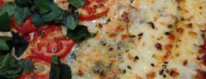 Domino's Pizza is one of Lugares favoritos de Mariana.