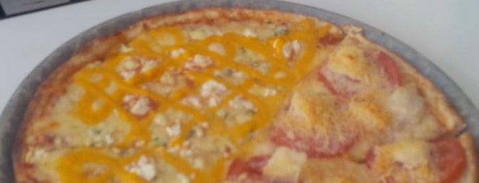 Cozzolisi Pizza is one of Diversión.