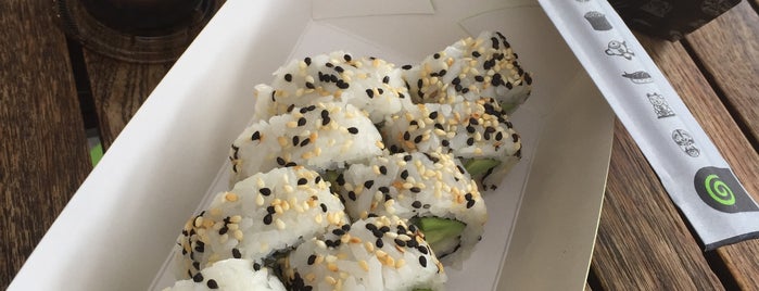 Sushi Roll is one of Tempat yang Disukai Gio.