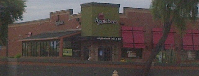 Applebee's Grill + Bar is one of สถานที่ที่ Vasundhara ถูกใจ.