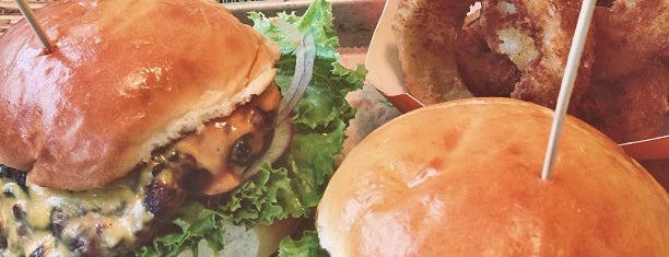 Burger, Tap & Shake is one of Lugares favoritos de Sarah.