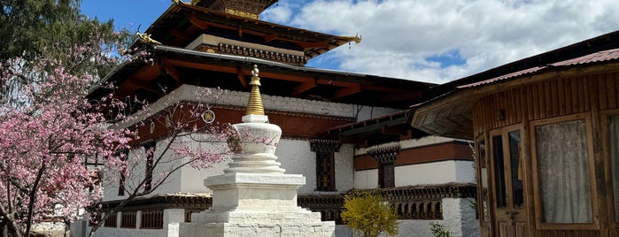 Kichu Lakhang is one of Храмы.