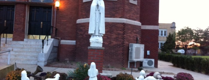 St. Luke's Roman Catholic Church is one of สถานที่ที่ Mei ถูกใจ.