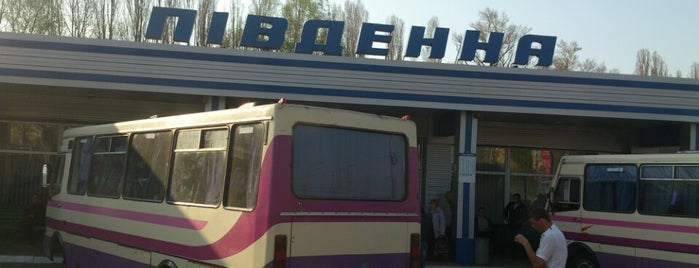 Автостанцiя «Пiвденна» is one of Tempat yang Disukai Александра.