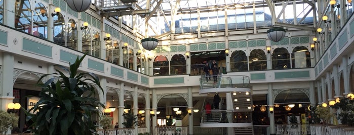 St Stephen's Green Shopping Centre is one of Lugares favoritos de Thais.