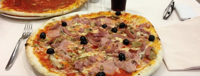 Pizzeria da Totò is one of Locais salvos de Marco.
