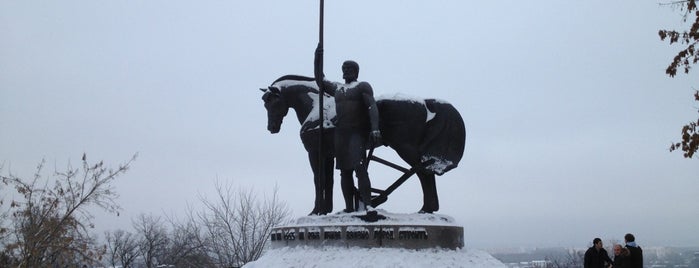 Памятник Первопоселенцу is one of สถานที่ที่บันทึกไว้ของ Kevin.