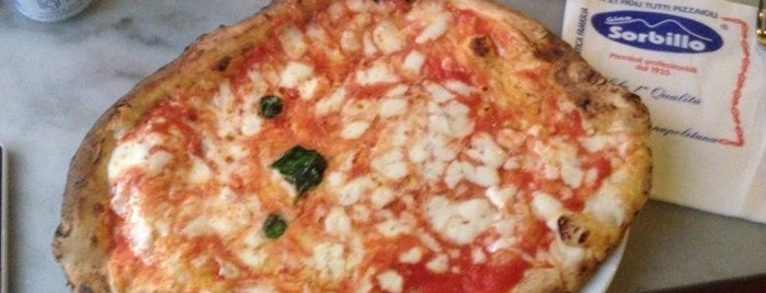 Pizzeria Sorbillo is one of Mangiare napoletano a Napoli e dintorni.