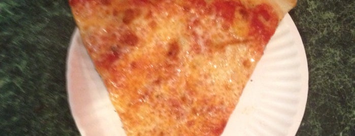 Joe's Pizza is one of Lugares favoritos de Tom.