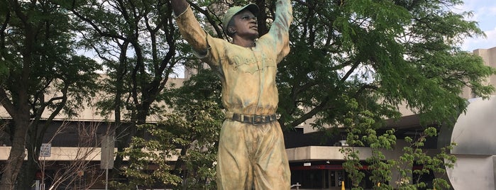 Jackie Robinson Statue is one of Arthur's To Do List!.