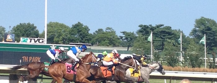 Monmouth Park Racetrack is one of Lugares favoritos de Tom.