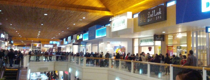 Coquitlam Centre is one of Lolaさんのお気に入りスポット.