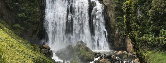 Marokopa Falls is one of Nuova Zelanda.