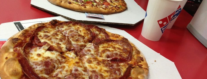 Domino's Pizza is one of Tempat yang Disukai Figen.