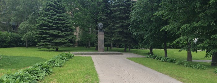 Бюст Ю.А. Гагарина is one of Памятники Смоленска.