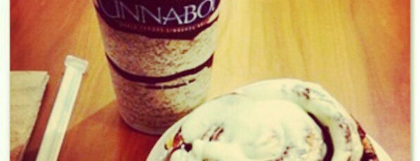 Cinnabon is one of Lauraさんのお気に入りスポット.