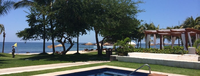 The St. Regis Punta Mita Resort is one of Dave'nin Kaydettiği Mekanlar.