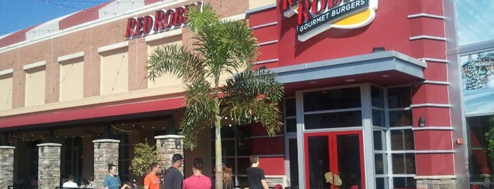 Red Robin Gourmet Burgers and Brews is one of Tempat yang Disukai Bayana.