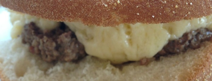 K LaMay's Steamed Cheeseburgers is one of Locais salvos de Christopher.