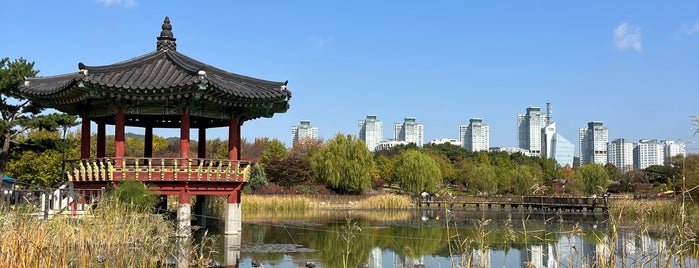 Hanbat Arboretum is one of 대전.