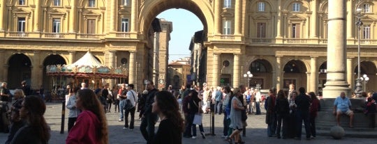 Piazza della Repubblica is one of Firenze.