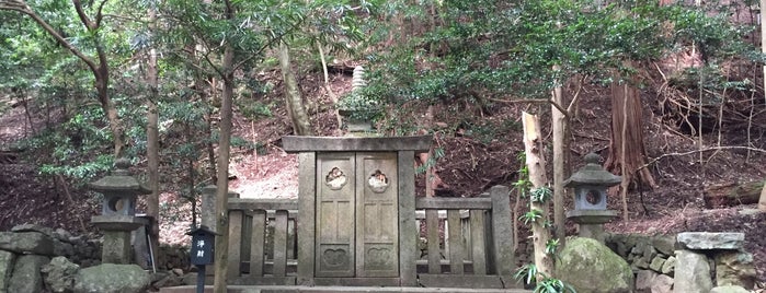 聖応大師良忍上人三重石塔 is one of 京都市の重要文化財（建造物）.