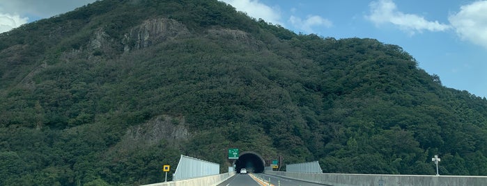 仏経山トンネル is one of 山陰自動車道.