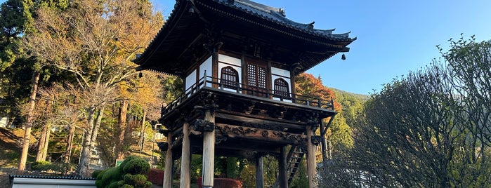信綱寺黒門 is one of 神社仏閣.