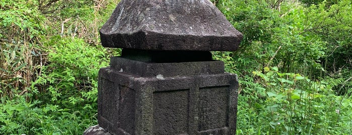 伝 八百比丘尼の墓（宝篋印塔残欠） is one of 神奈川西部の神社.